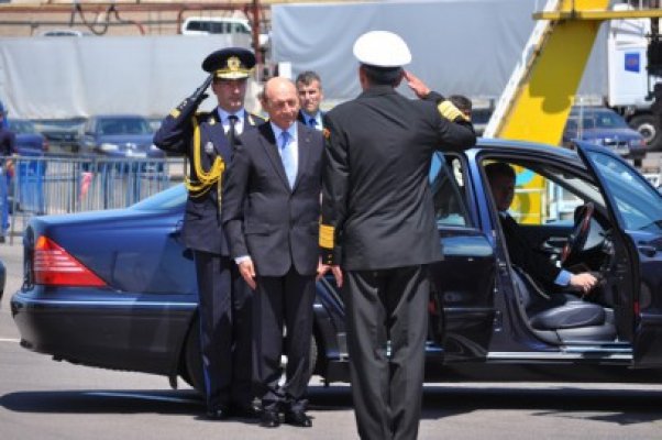 Incindent la Regata Mării Negre: Traian Băsescu, SCUIPAT de un bărbat!